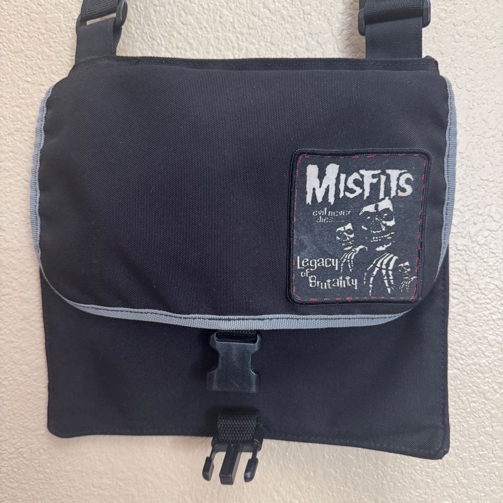 Misfits Messenger Bag-Satchel By Roxy Black 3 Pockets One W/zip Closure Rare!
